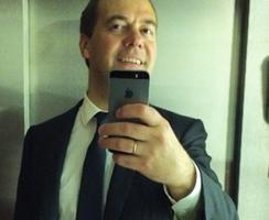 Дмитрий Медведев стал самым популярным политиком-фотоблогером в России Дмитрий Медведев стал самым популярным политиком-фотоблогером в России