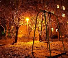 Пьяные волгоградцы оставили ночевать на улице своих малолетних детей 